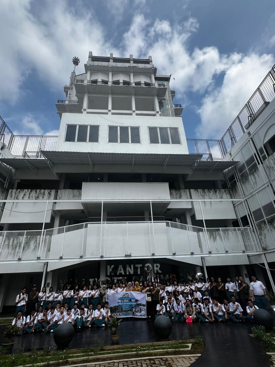 Bukan Sekadar Wisata, SMA Xaverius 2 Palembang Dalam Kunjungan Edukatif Lintas Sejarah dan Teknologi Jadikan Ikon Kota Sebagai Ruang Kelas Kontekstual