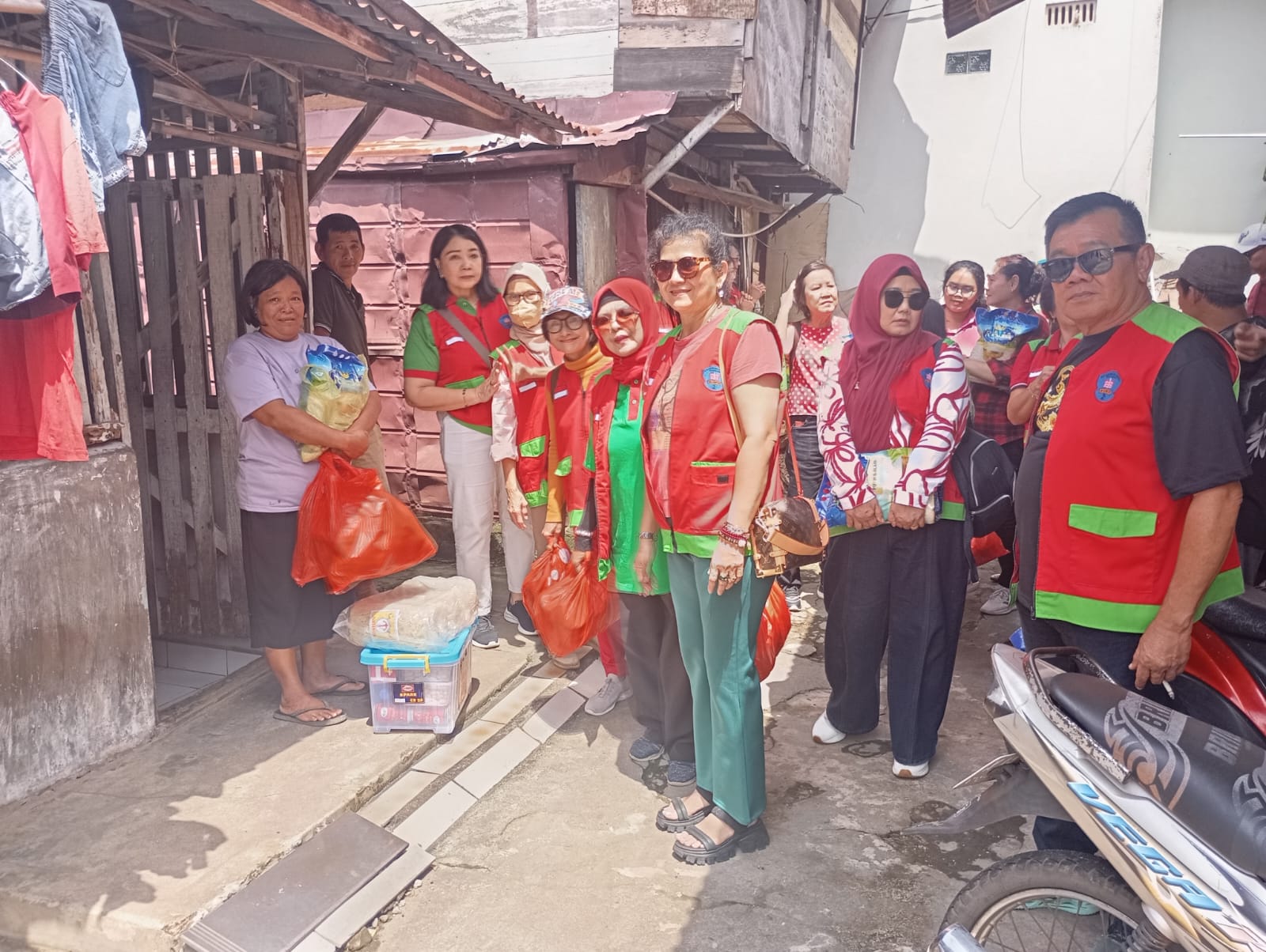 Sambut Imlek 2577, Alumni SMA Xaverius 2 Palembang (IKARIUS II) Tebar Paket Kasih untuk Sesama Sambut Imlek 2577, Alumni SMA Xaverius 2 Palembang (IKARIUS II) Tebar Paket Kasih untuk Sesama