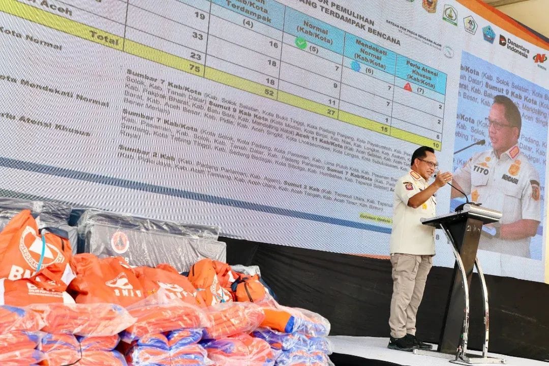 Menteri Dalam Negeri Jendral (Purn) Tito Karnavian meresmikan hunian sementara pasca bencana di Simarpinggan, Kabupaten Tapanuli Selatan, Sumatera Utara (Sumut).