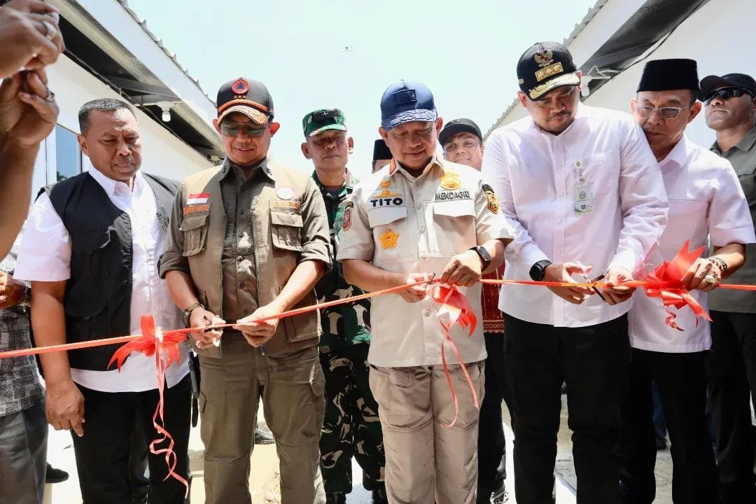 Menteri Dalam Negeri Jendral (Purn) Tito Karnavian meresmikan hunian sementara pasca bencana di Simarpinggan, Kabupaten Tapanuli Selatan, Sumatera Utara (Sumut).