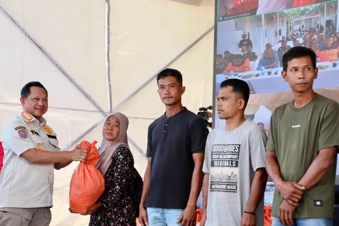 Menteri Dalam Negeri Jendral (Purn) Tito Karnavian meresmikan hunian sementara pasca bencana di Simarpinggan, Kabupaten Tapanuli Selatan, Sumatera Utara (Sumut).