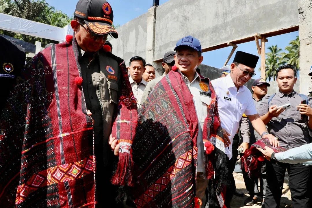 Menteri Dalam Negeri Jendral (Purn) Tito Karnavian meresmikan hunian sementara pasca bencana di Simarpinggan, Kabupaten Tapanuli Selatan, Sumatera Utara (Sumut).