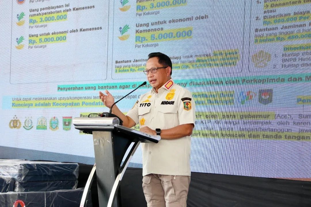 Menteri Dalam Negeri Jendral (Purn) Tito Karnavian meresmikan hunian sementara pasca bencana di Simarpinggan, Kabupaten Tapanuli Selatan, Sumatera Utara (Sumut).