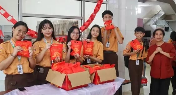Rayakan Imlek dalam Bingkai Kebhinekaan, Sekolah Kusuma Bangsa Palembang Bagikan Ribuan Jeruk Keberuntungan