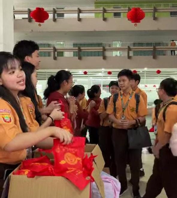 Rayakan Imlek dalam Bingkai Kebhinekaan, Sekolah Kusuma Bangsa Palembang Bagikan Ribuan Jeruk Keberuntungan