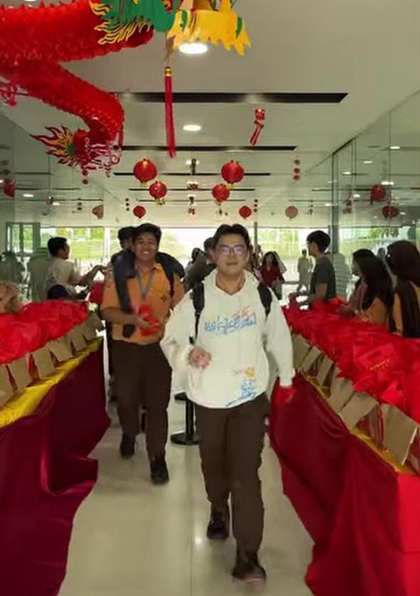 Rayakan Imlek dalam Bingkai Kebhinekaan, Sekolah Kusuma Bangsa Palembang Bagikan Ribuan Jeruk Keberuntungan