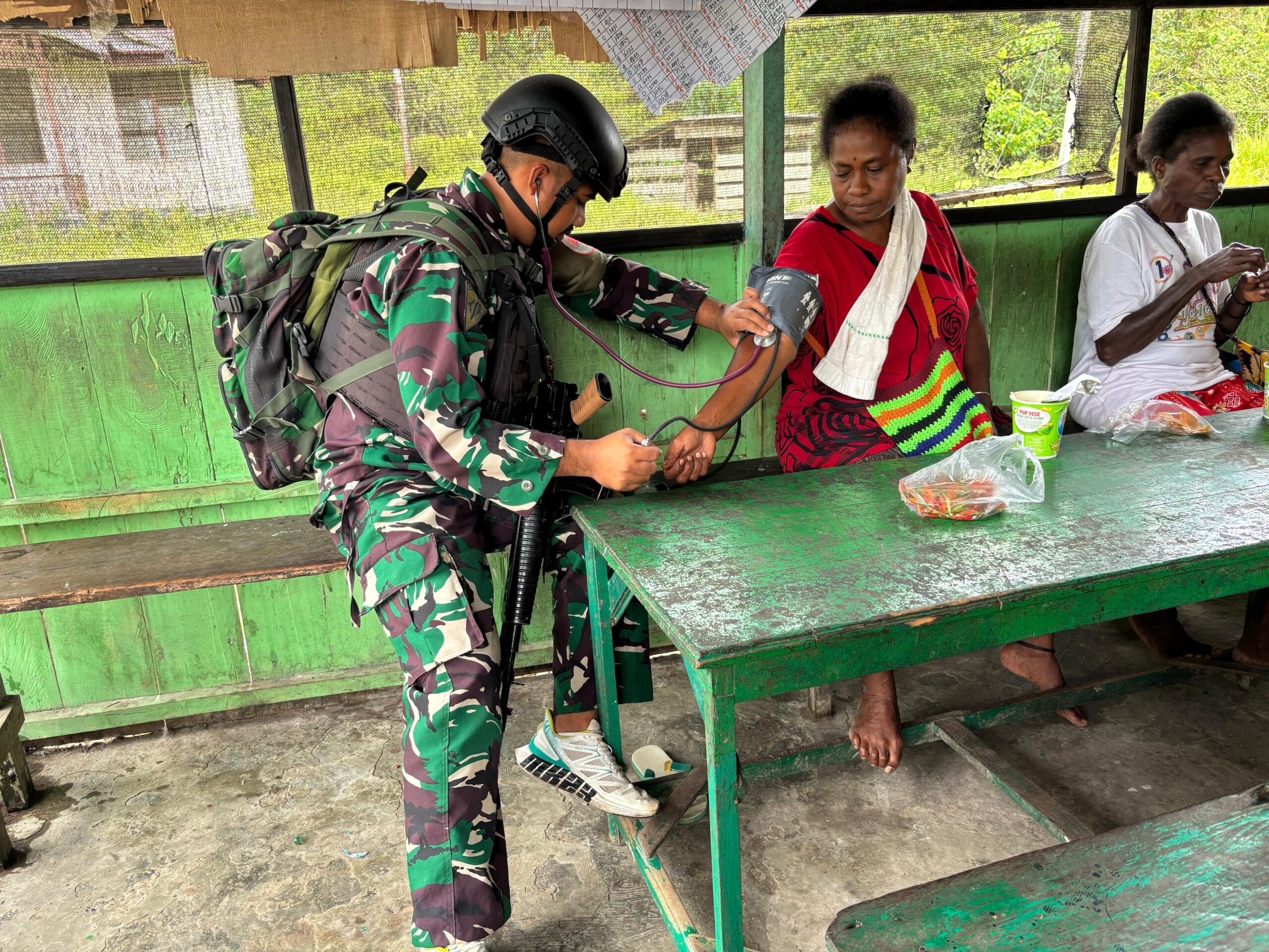 Satgas Pamtas Yonif 410/Alg Berikan Edukasi dan Yankes Door to Door di Kampung Jagiro