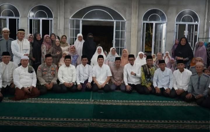 Safari Ramadhan di Muara Kuang, Bupati Panca Wijaya Akbar Serahkan Bantuan untuk Masjid dan Masyarakat