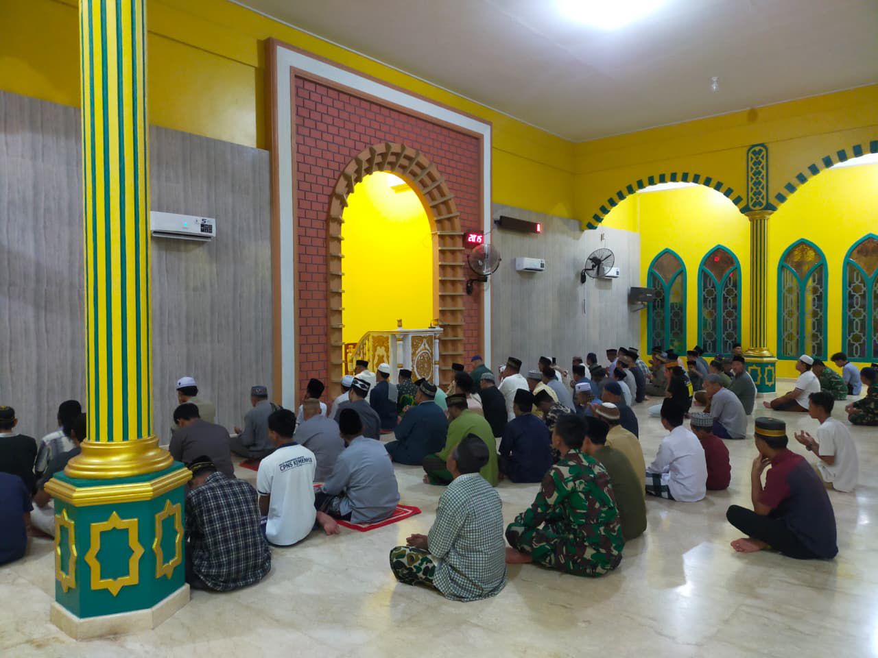 Satgas Yonif 123/Rajawali Berbagi Berkah Ramadan Dengan Penyerahan Al-Qur'an dan Iqra di Mappi