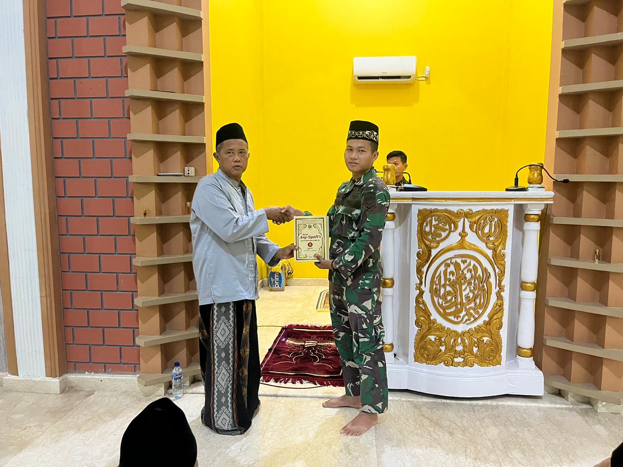 Satgas Yonif 123/Rajawali Berbagi Berkah Ramadan Dengan Penyerahan Al-Qur'an dan Iqra di Mappi