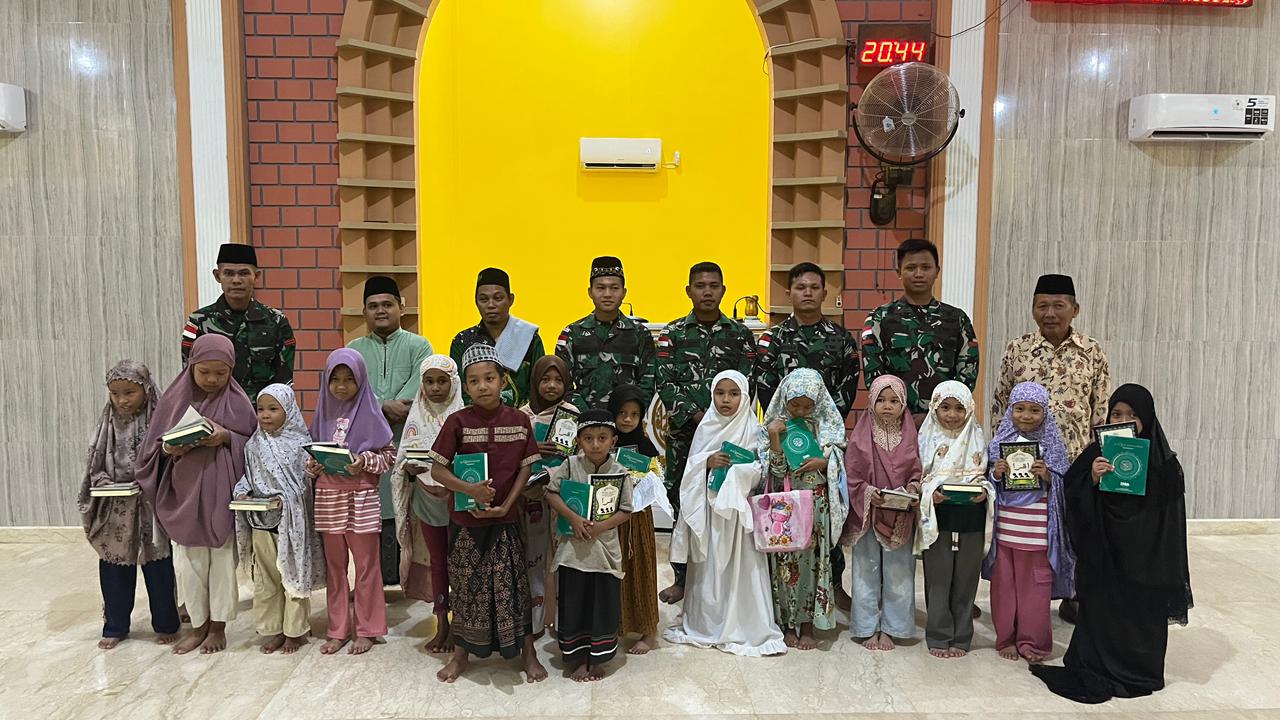 Satgas Yonif 123/Rajawali Berbagi Berkah Ramadan Dengan Penyerahan Al-Qur'an dan Iqra di Mappi