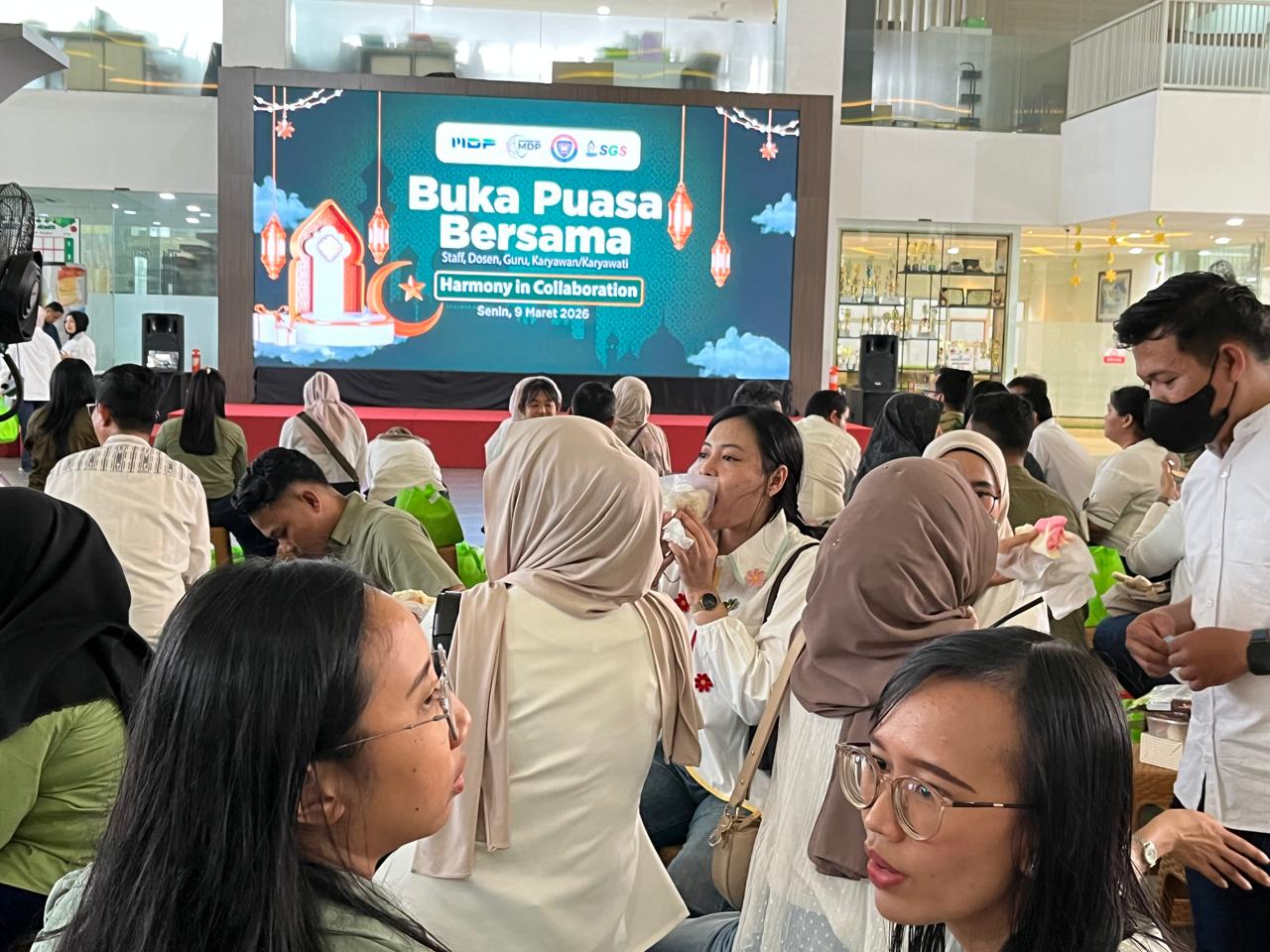Kala Keluarga Besar MDP Group dan Sekolah Kumbang Merajut Silaturahmi dalam Harmony In Collaboration