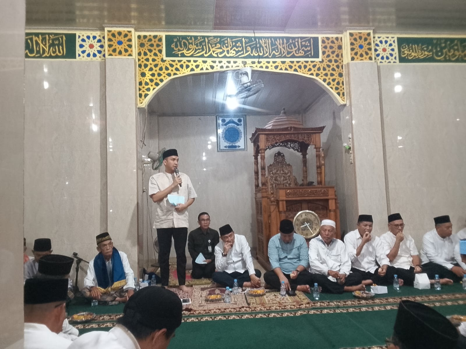 Bupati Ogan ilir Berikan Bantuan 8 Unit AC Kepada Pengurus Masjid Darussalam Desa Siring Alam Saat Safari Ramadhan
