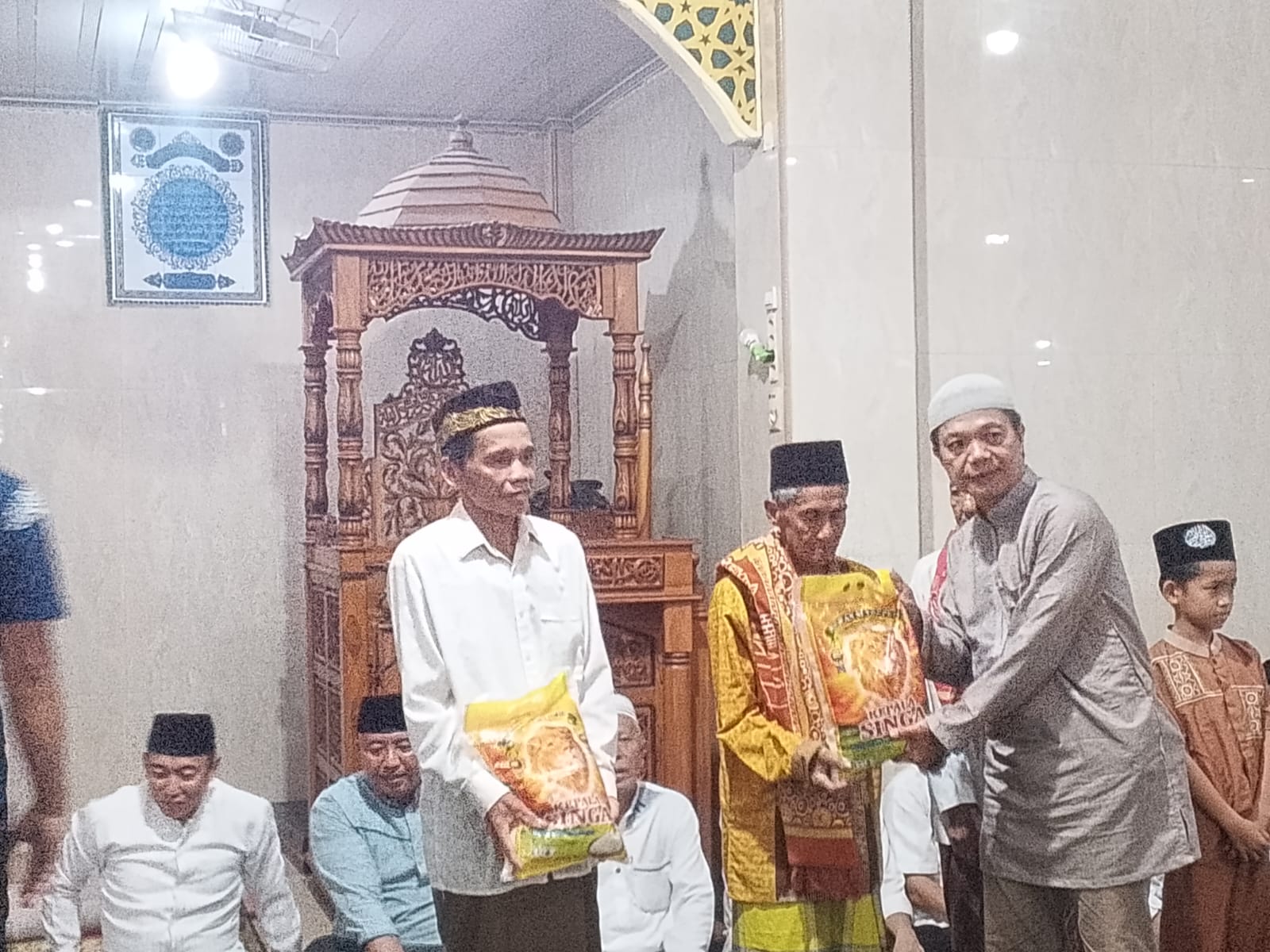 Bupati Ogan ilir Berikan Bantuan 8 Unit AC Kepada Pengurus Masjid Darussalam Desa Siring Alam Saat Safari Ramadhan