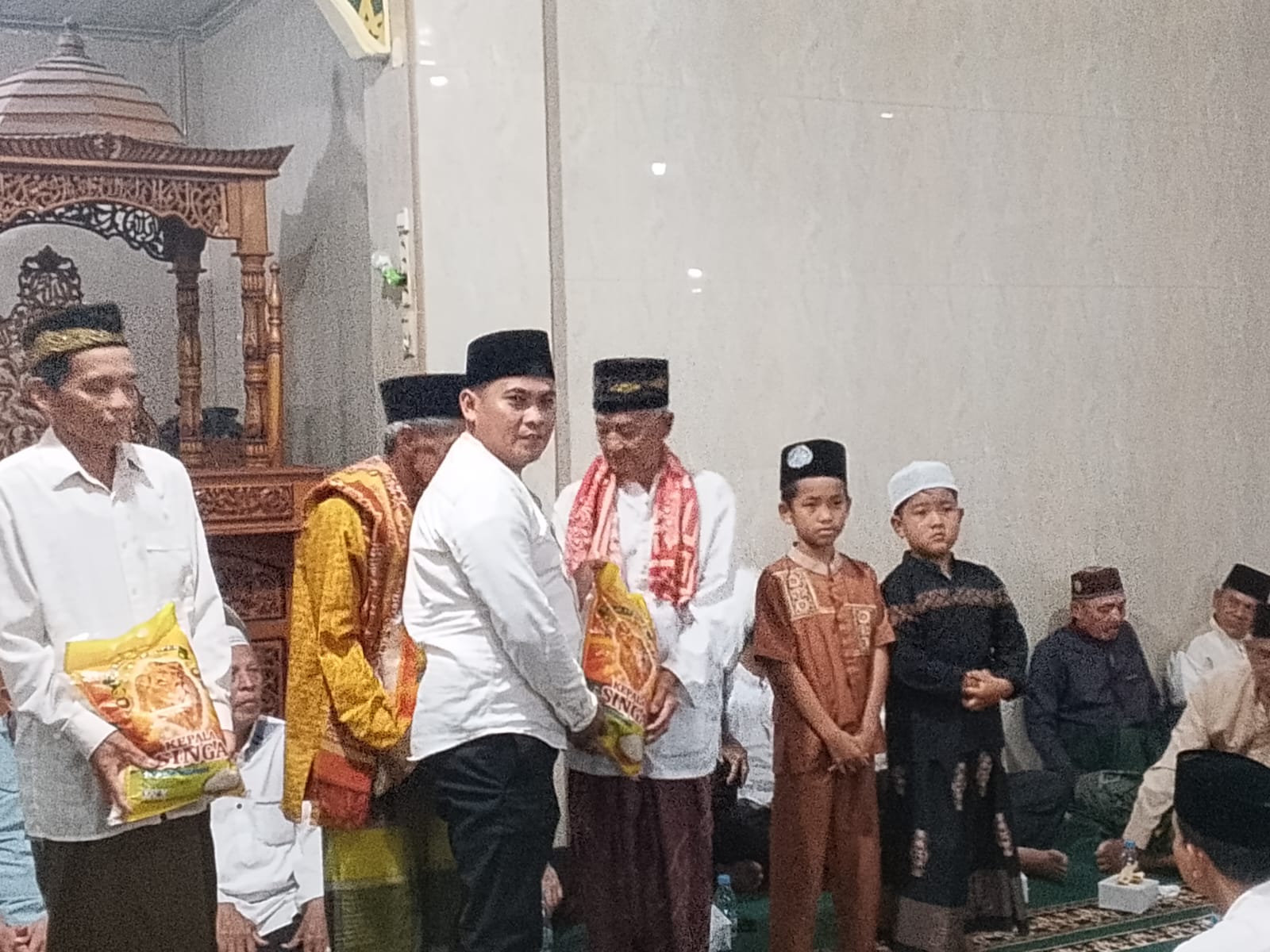 Bupati Ogan ilir Berikan Bantuan 8 Unit AC Kepada Pengurus Masjid Darussalam Desa Siring Alam Saat Safari Ramadhan