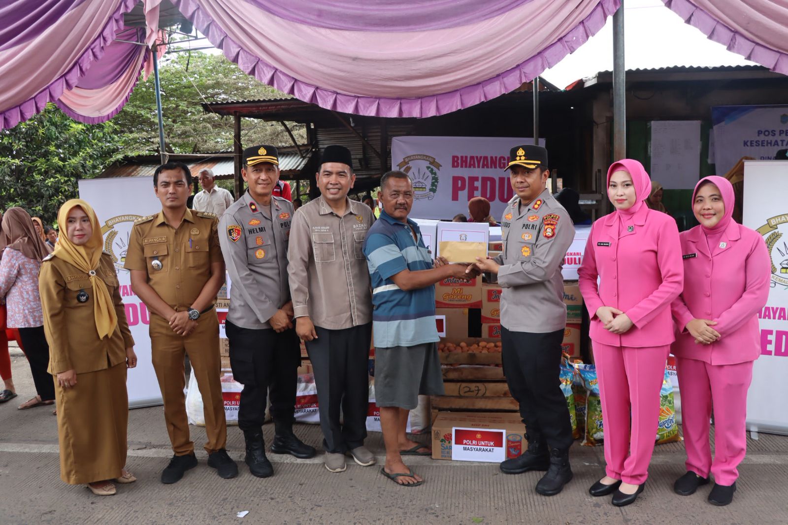 Kapolres Ogan Ilir Peduli, Bersama Ketua Bhayangkari Salurkan Bantuan untuk Korban Kebakaran di Desa Ibul Besar III Pemulutan