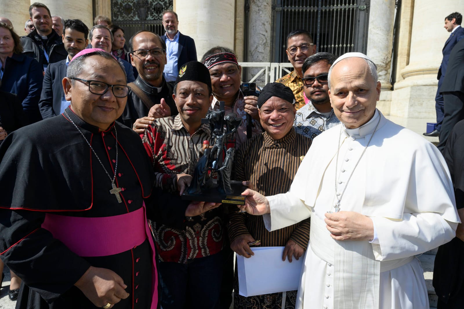 PWKI PERSEMBAHKAN PATUNG ST YUSUF ARIMATEA KE PAUS LEO XIV