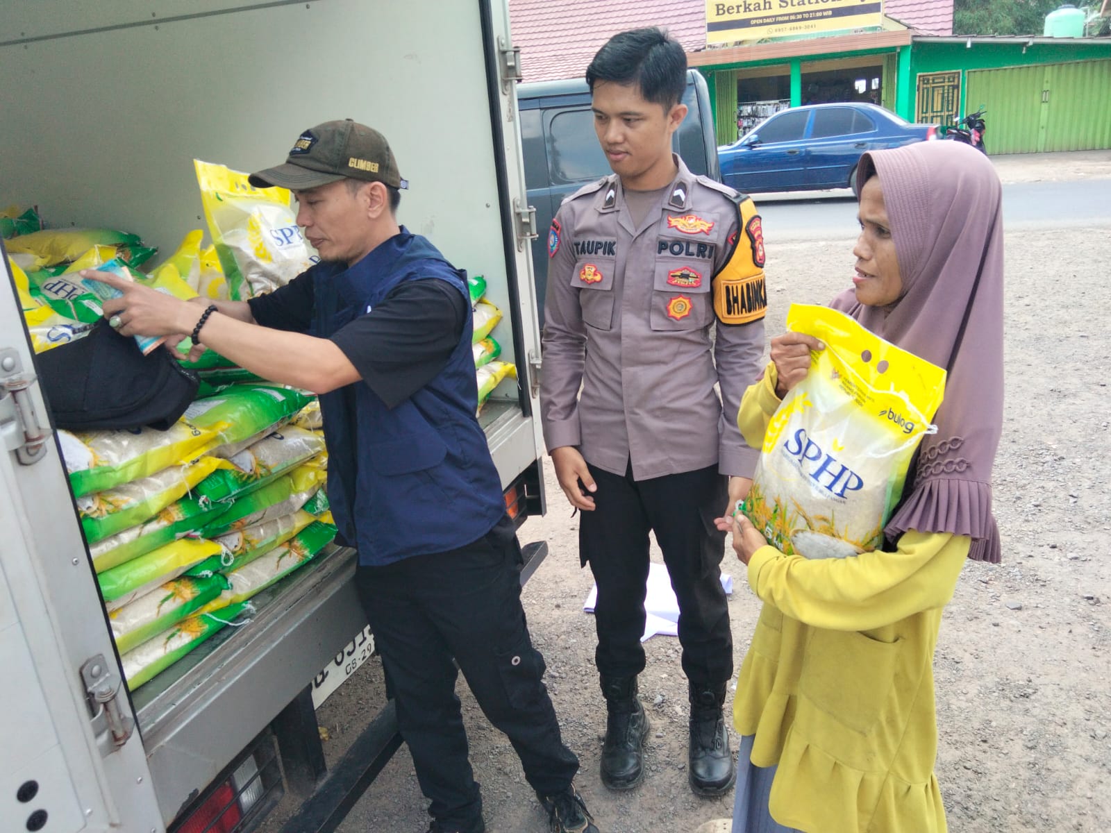 UPAYA STABILKAN HARGA BAHAN POKOK DAN PENGENDALIAN INFLASI, SAT BINMAS POLRES OGAN ILIR BERSAMA BULOG GELAR GERAKAN PANGAN MURAH