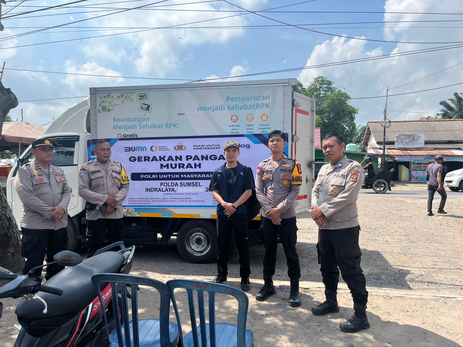 UPAYA STABILKAN HARGA BAHAN POKOK DAN PENGENDALIAN INFLASI, SAT BINMAS POLRES OGAN ILIR BERSAMA BULOG GELAR GERAKAN PANGAN MURAH