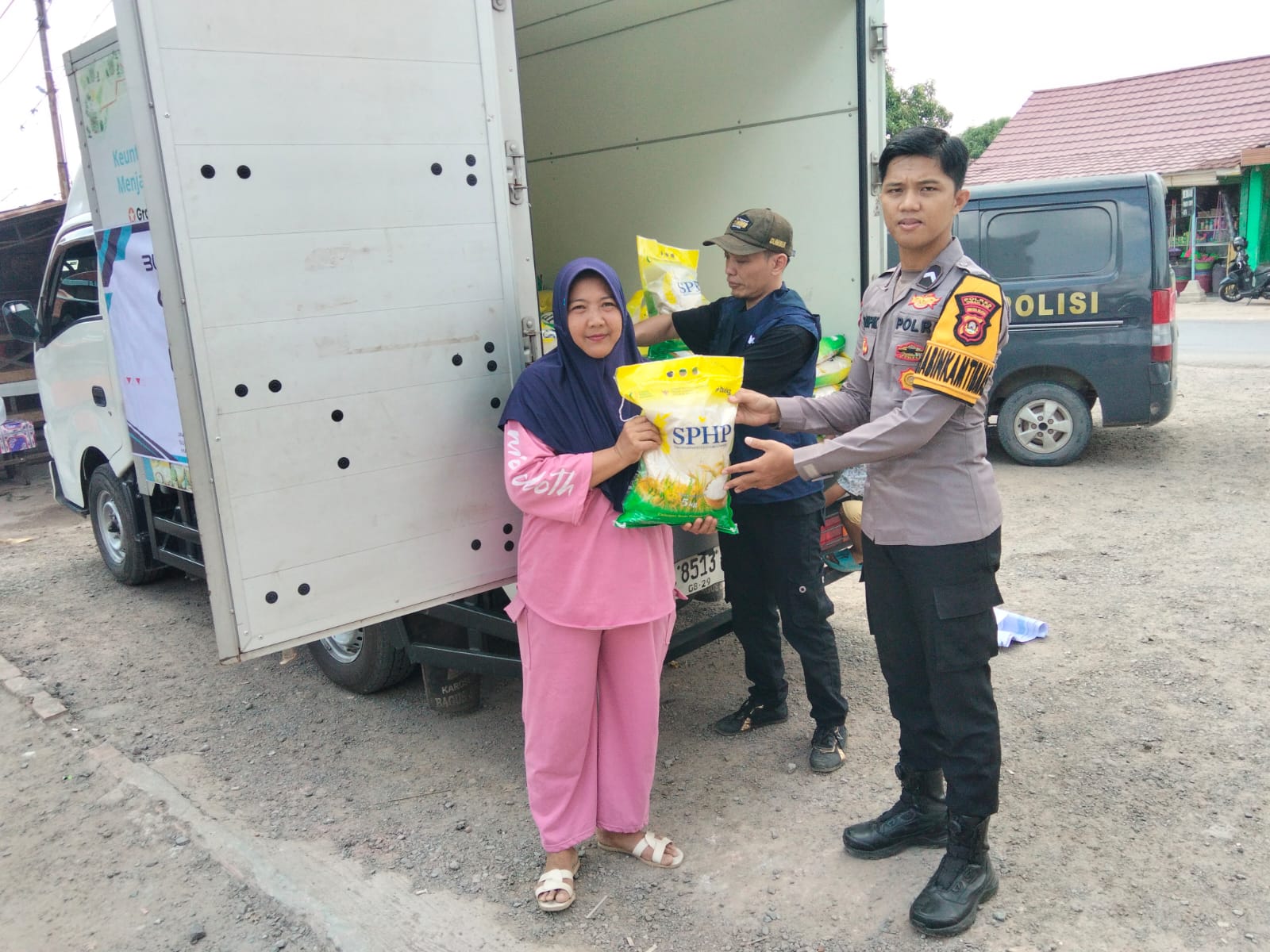 UPAYA STABILKAN HARGA BAHAN POKOK DAN PENGENDALIAN INFLASI, SAT BINMAS POLRES OGAN ILIR BERSAMA BULOG GELAR GERAKAN PANGAN MURAH