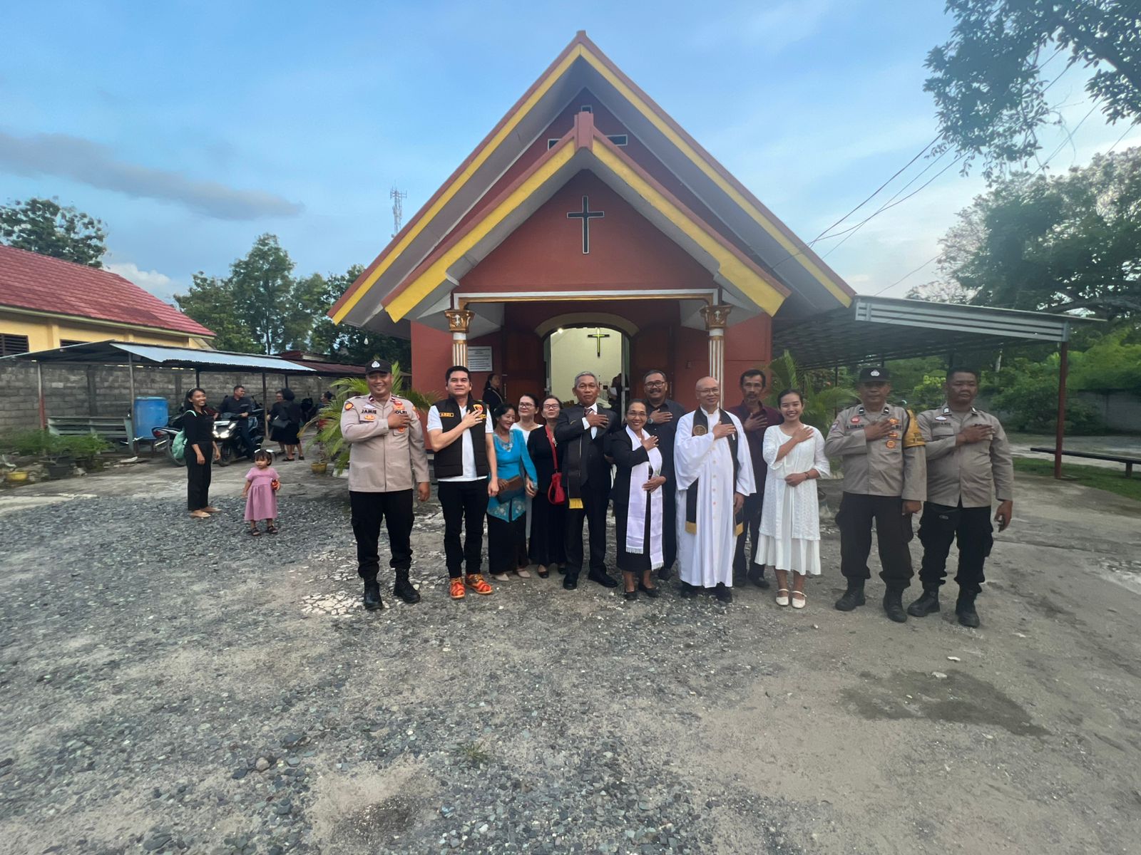 Antisipasi Kegiatan Ibadah Jumat Agung, Personil Gabungan Polres Ogan Ilir Gelar Pengamanan di Gereja Hati Kudus Depan SPBU Romi Herton