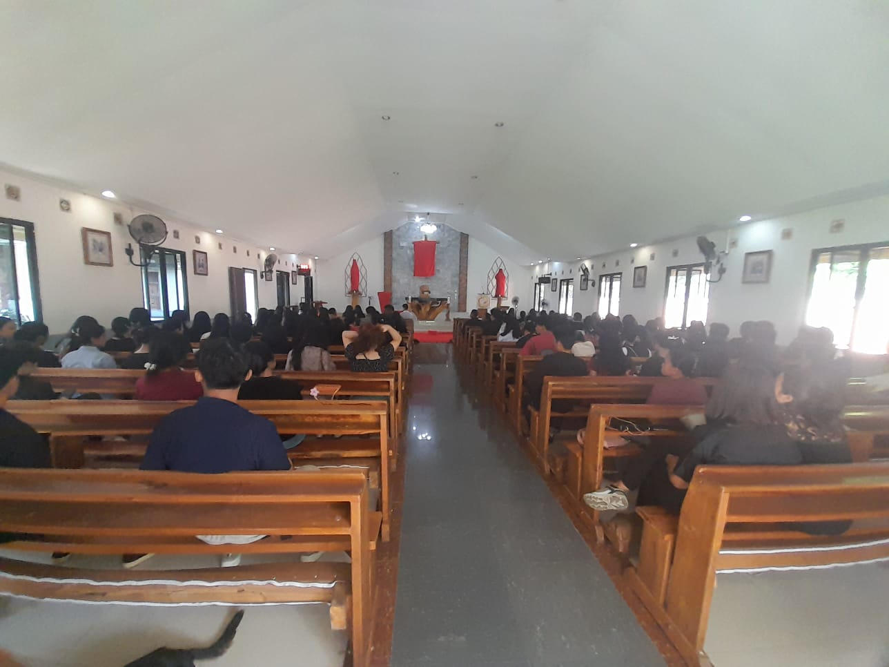 Antisipasi Kegiatan Ibadah Jumat Agung, Personil Gabungan Polres Ogan Ilir Gelar Pengamanan di Gereja Hati Kudus Depan SPBU Romi Herton