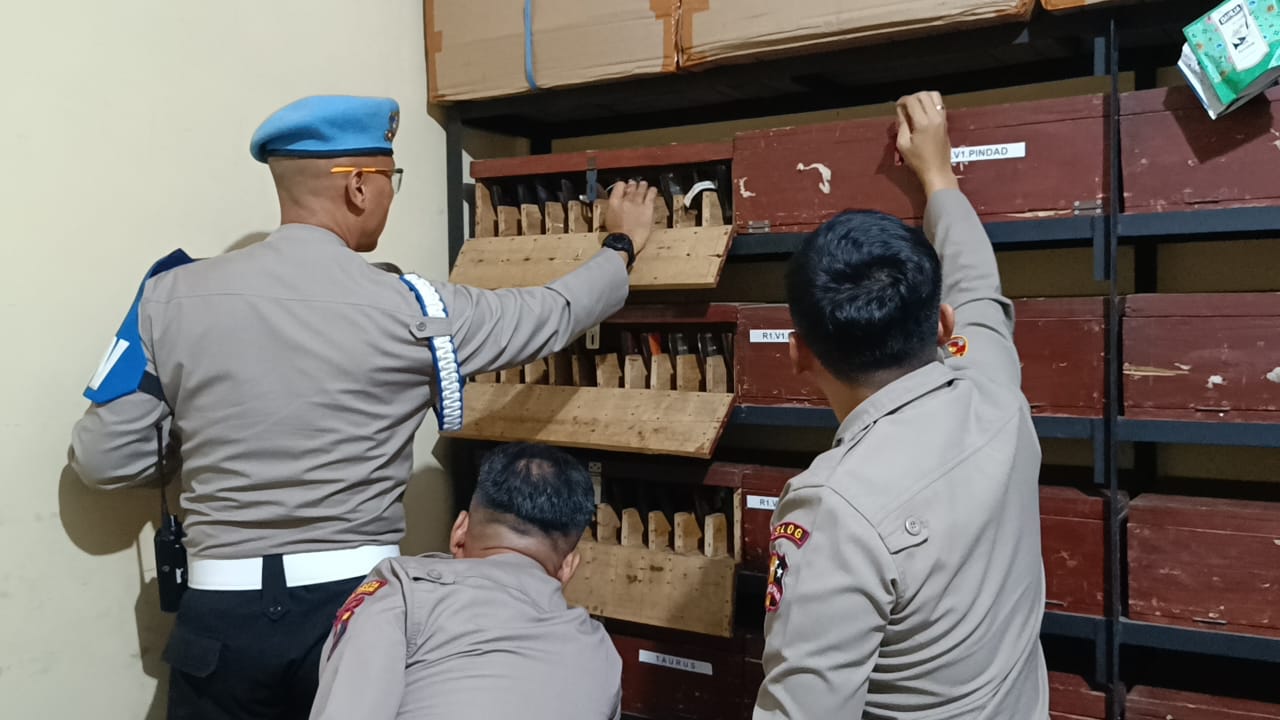 Kunker Divpropam Polri dan Slog Polri Di Polresta Deli Serdang Sekaligus Periksa Senjata Personil Kunker Divpropam Polri dan Slog Polri Di Polresta Deli Serdang Sekaligus Periksa Senjata Personil