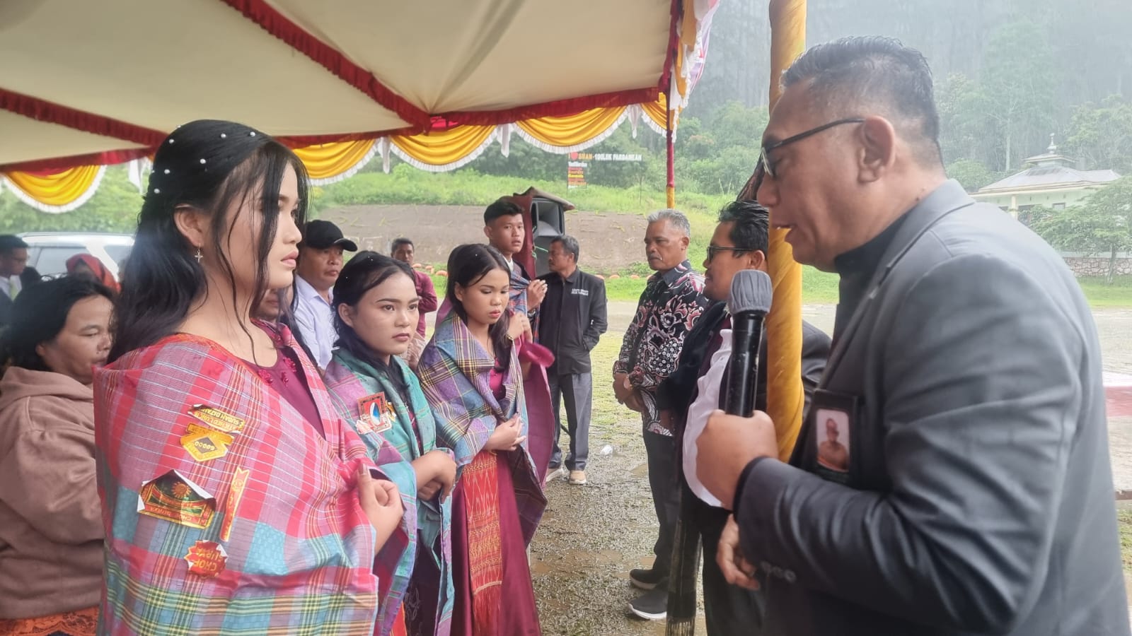 Keren dan Berbudaya, Pelepasan Siswa SMAN 1 Dolok Pardamean Tuai Pujian karena Konsep Tradisional Estetik