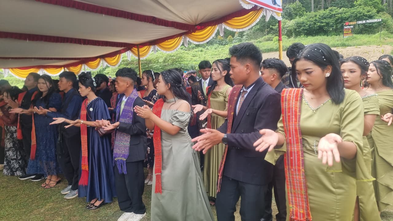 Keren dan Berbudaya, Pelepasan Siswa SMAN 1 Dolok Pardamean Tuai Pujian karena Konsep Tradisional Estetik