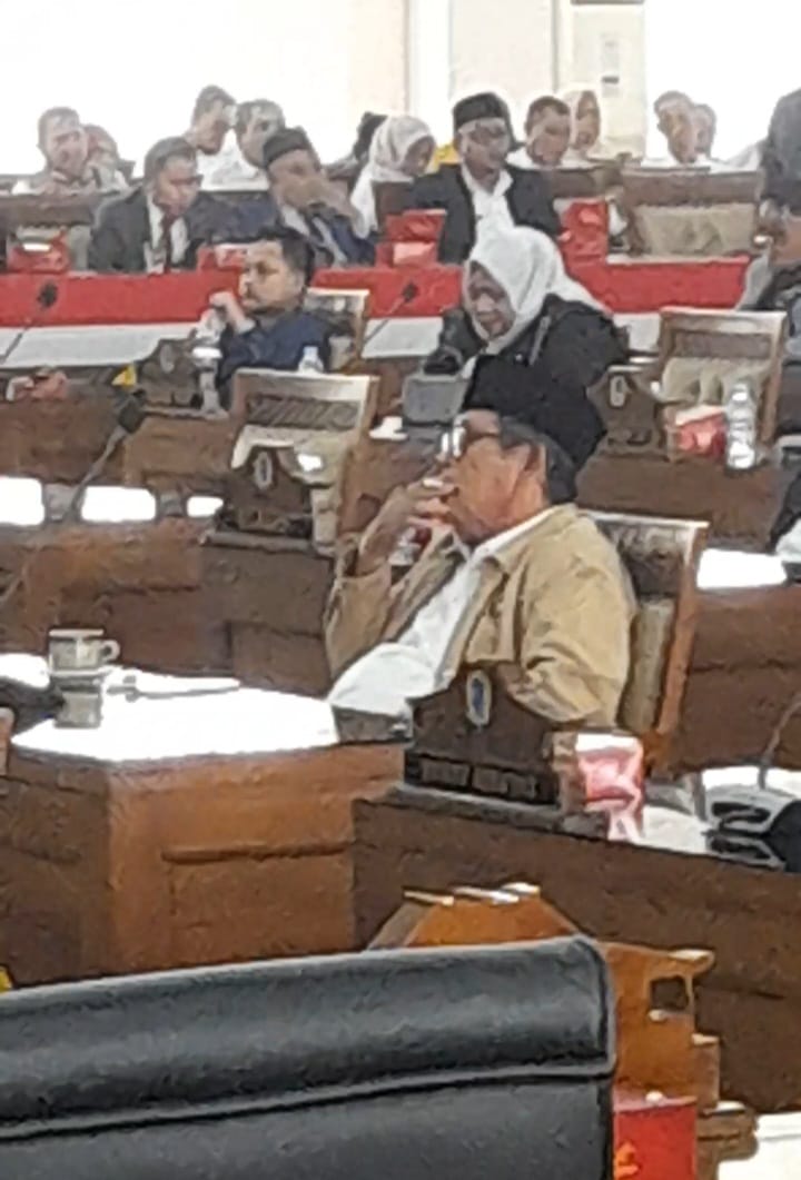Kepergok Merokok di Ruang Paripurna, Anggota DPRD Ogan Ilir Tuai Sorotan di Tengah Sidang Paripurna Berjalan