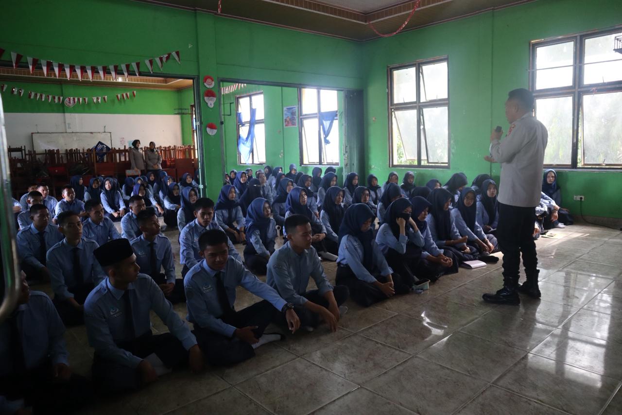 “BISMILLAH” Bag SDM Polres Ogan Ilir Hadir di Sekolah, Bentengi Pelajar dari Kenakalan Remaja dan Bahaya Narkoba