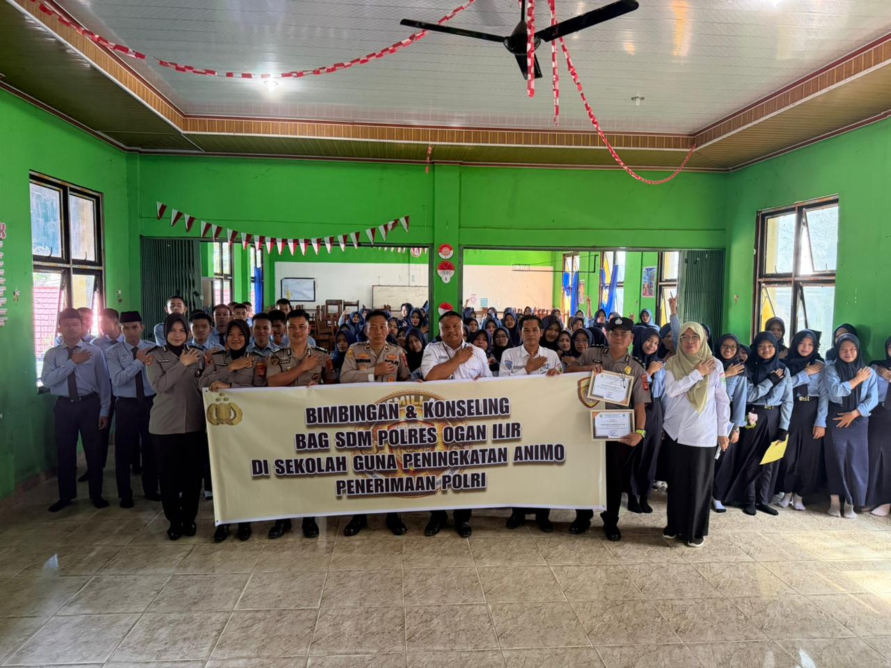 “BISMILLAH” Bag SDM Polres Ogan Ilir Hadir di Sekolah, Bentengi Pelajar dari Kenakalan Remaja dan Bahaya Narkoba