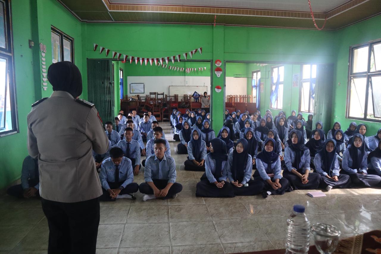 “BISMILLAH” Bag SDM Polres Ogan Ilir Hadir di Sekolah, Bentengi Pelajar dari Kenakalan Remaja dan Bahaya Narkoba