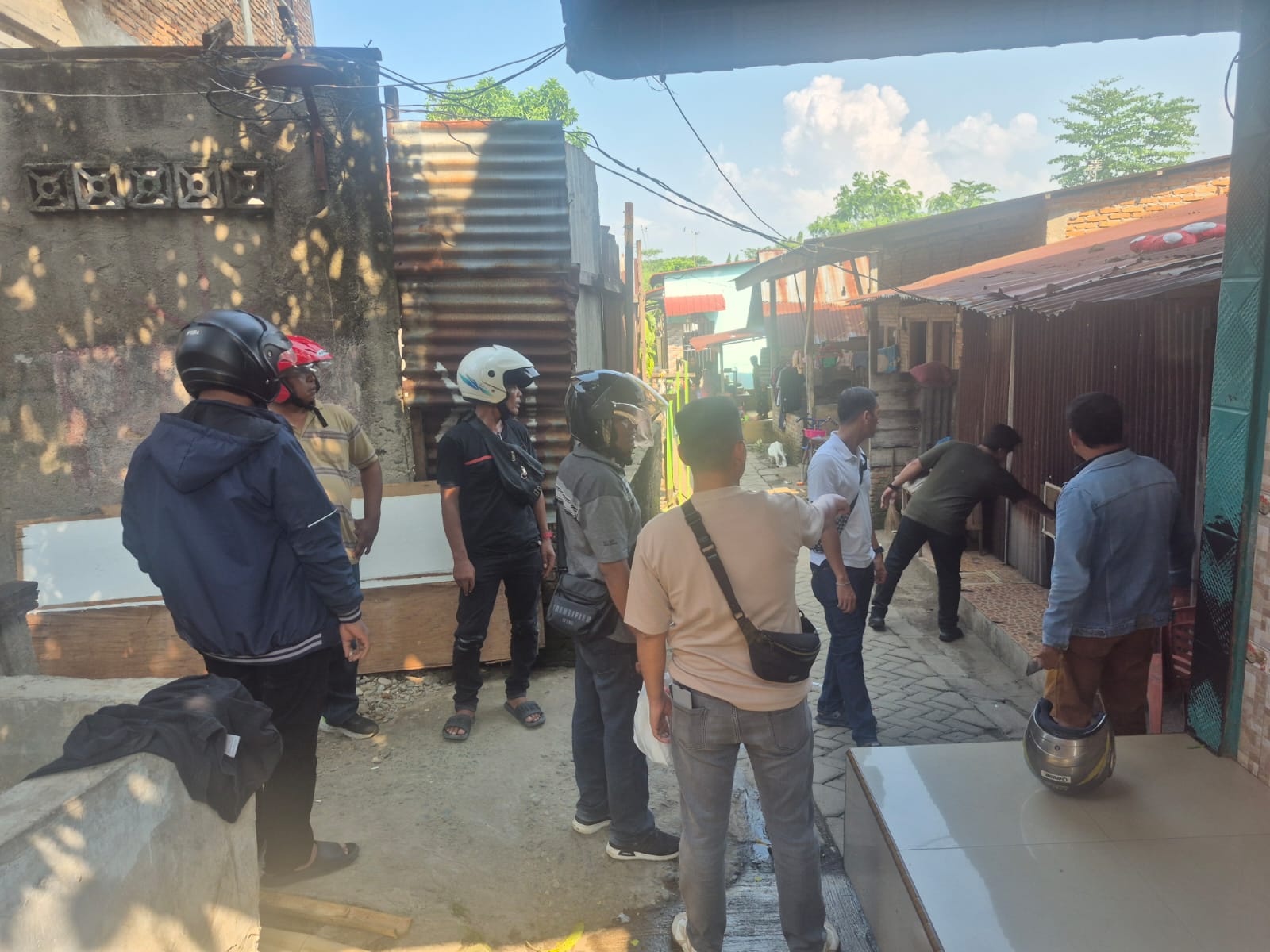 Digerebek Polisi, Pengedar Narkoba Kabur Panjat Tembok