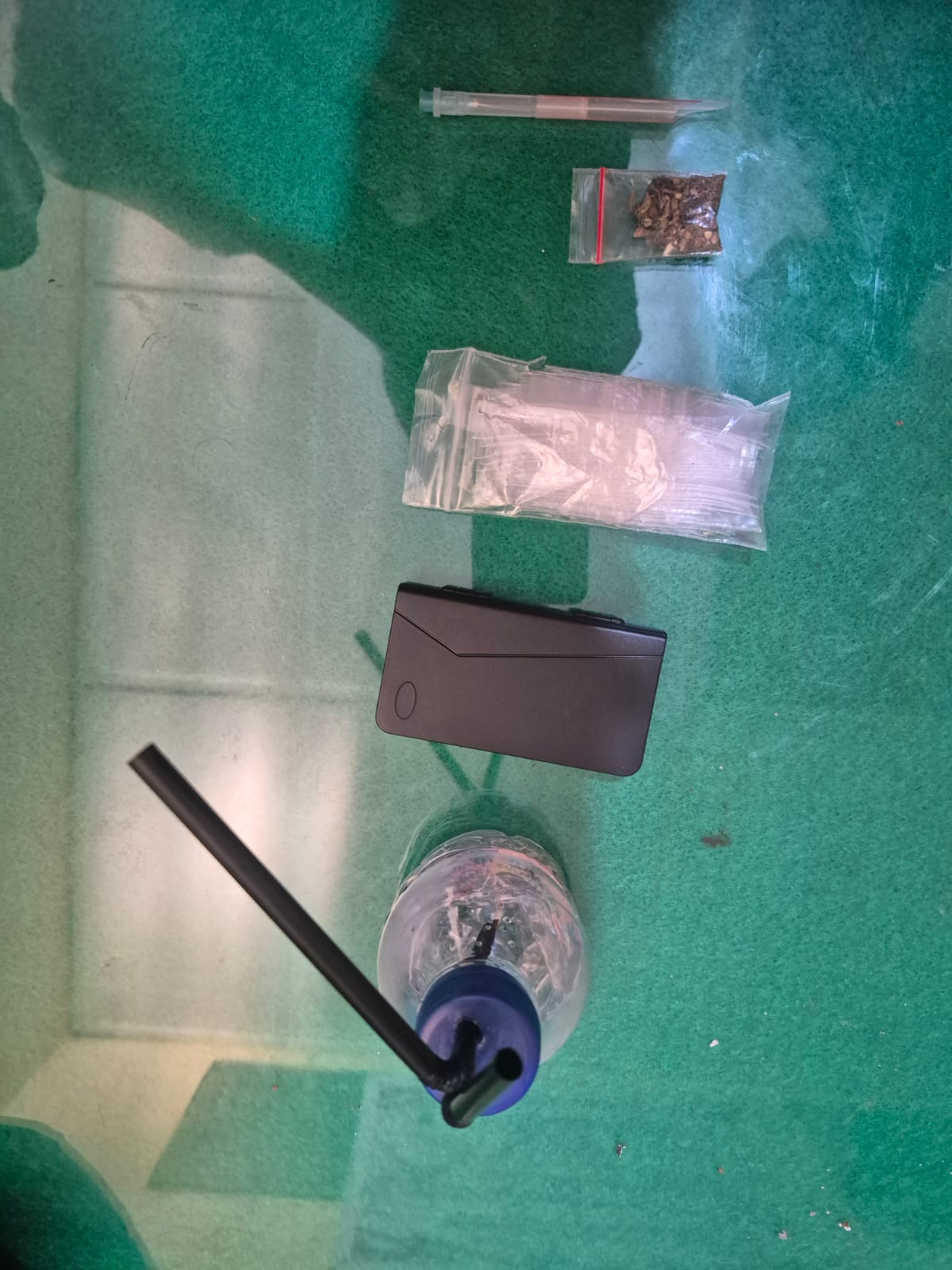 Digerebek Polisi, Pengedar Narkoba Kabur Panjat Tembok