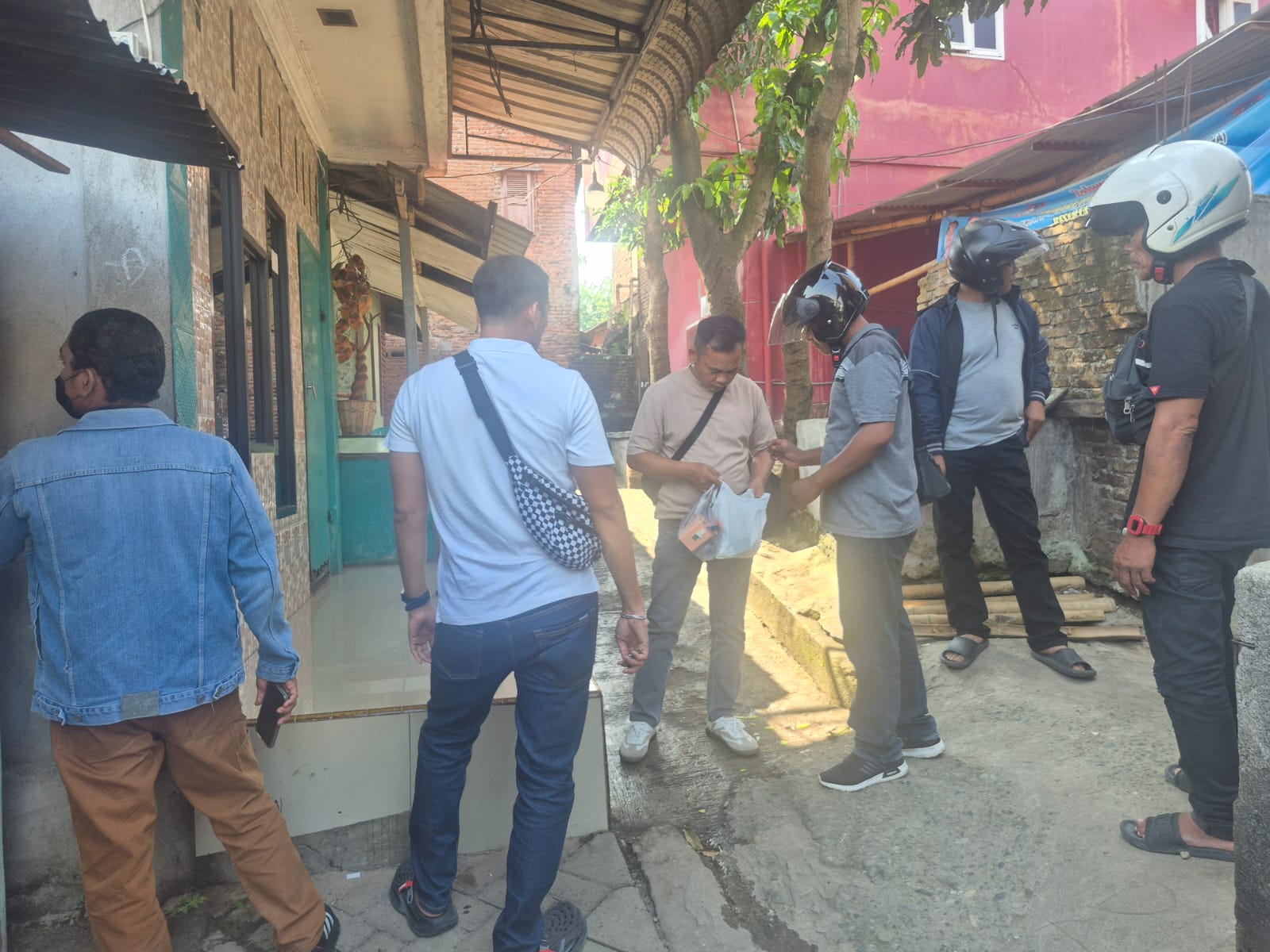 Digerebek Polisi, Pengedar Narkoba Kabur Panjat Tembok