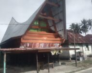 KAMI MARAH KARENA RUMAH BATAK PENINGGALAN OPUNG TONGAM SITANGGANG SILO AKAN DIRUBUHKAN MARTUA SITANGGANG