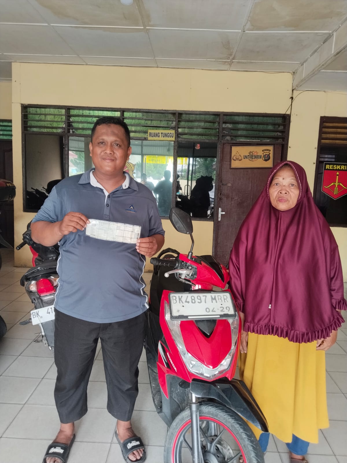 Terekam CCTV, 2 Pelaku Tinggalkan Sepeda motor Saat Lihat Patroli Polisi