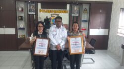 Komnas PA Anugerahkan Penghargaan Kepada Kapolres Samosir Dan Aktivis Hotria Gurning