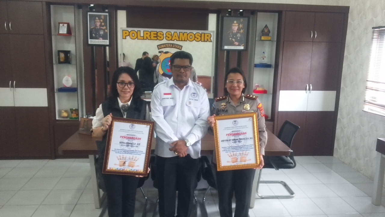Komnas PA Anugerahkan Penghargaan Kepada Kapolres Samosir Dan Aktivis Hotria Gurning