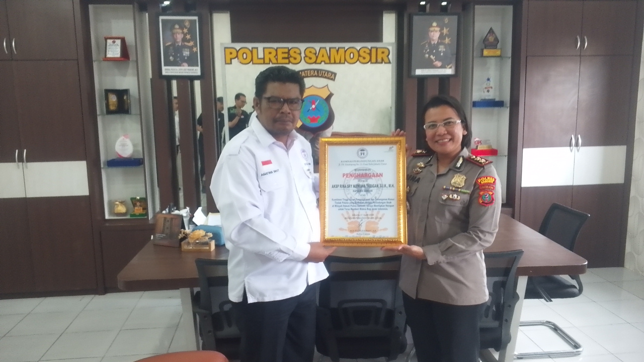 Komnas PA Anugerahkan Penghargaan Kepada Kapolres Samosir Dan Aktivis Hotria Gurning
