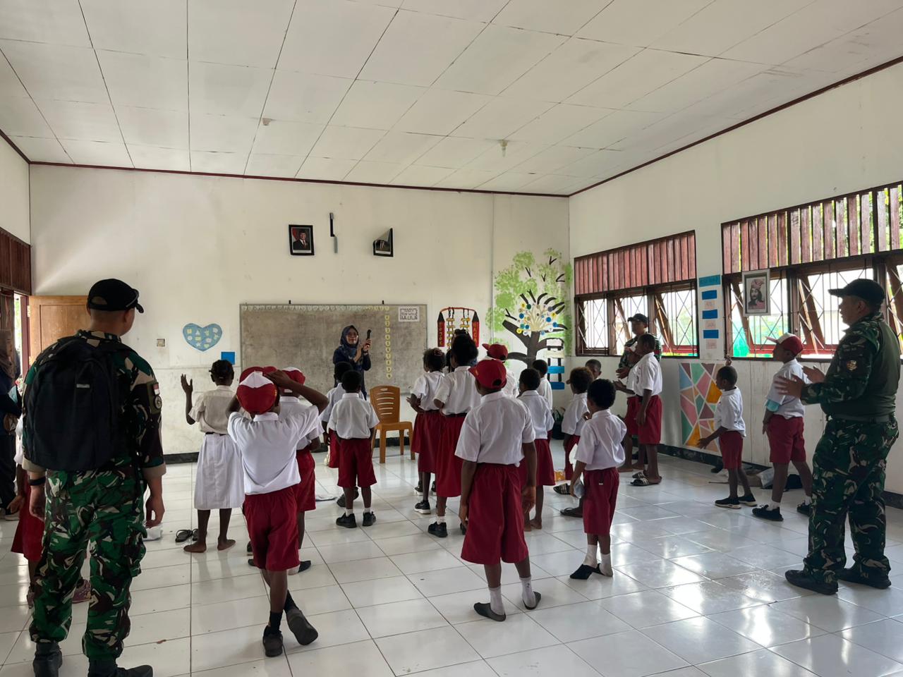 Satgas Swasembada Yonif 643/Wns Koops TNI Habema, Turut Peringati Hardiknas Di Sekolah Perbatasan Papua