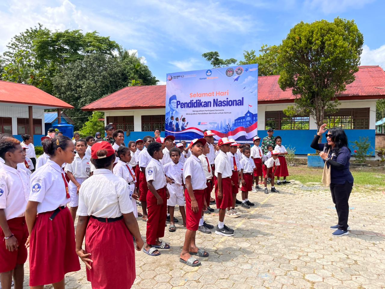 Satgas Swasembada Yonif 643/Wns Koops TNI Habema, Turut Peringati Hardiknas Di Sekolah Perbatasan Papua