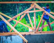 Satgas TMMD Ke-128 Kodim 1801/Manokwari Pasang Rangka Atap Rumah Warga di Kampung Tanah Rubuh