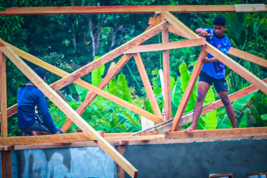 Satgas TMMD Ke-128 Kodim 1801/Manokwari Pasang Rangka Atap Rumah Warga di Kampung Tanah Rubuh