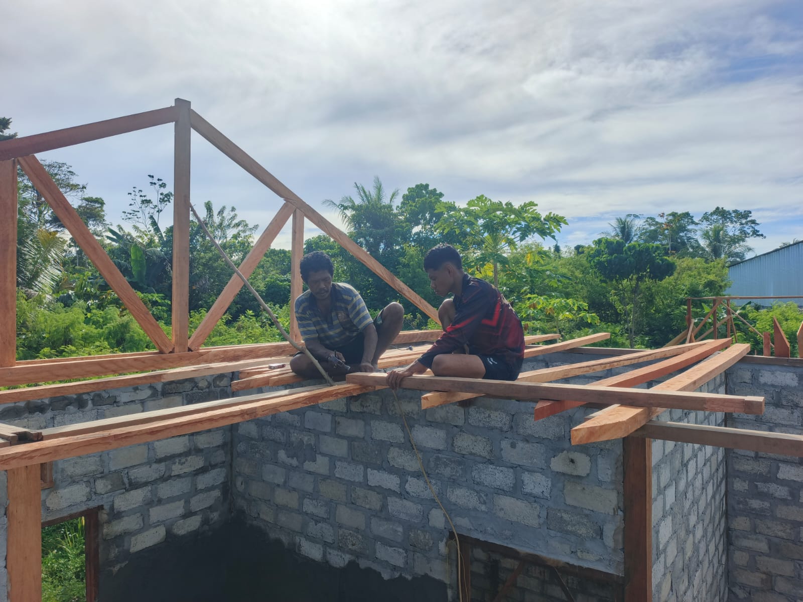 Satgas TMMD Ke-128 Kodim 1801/Manokwari Pasang Rangka Atap Rumah Warga di Kampung Tanah Rubuh