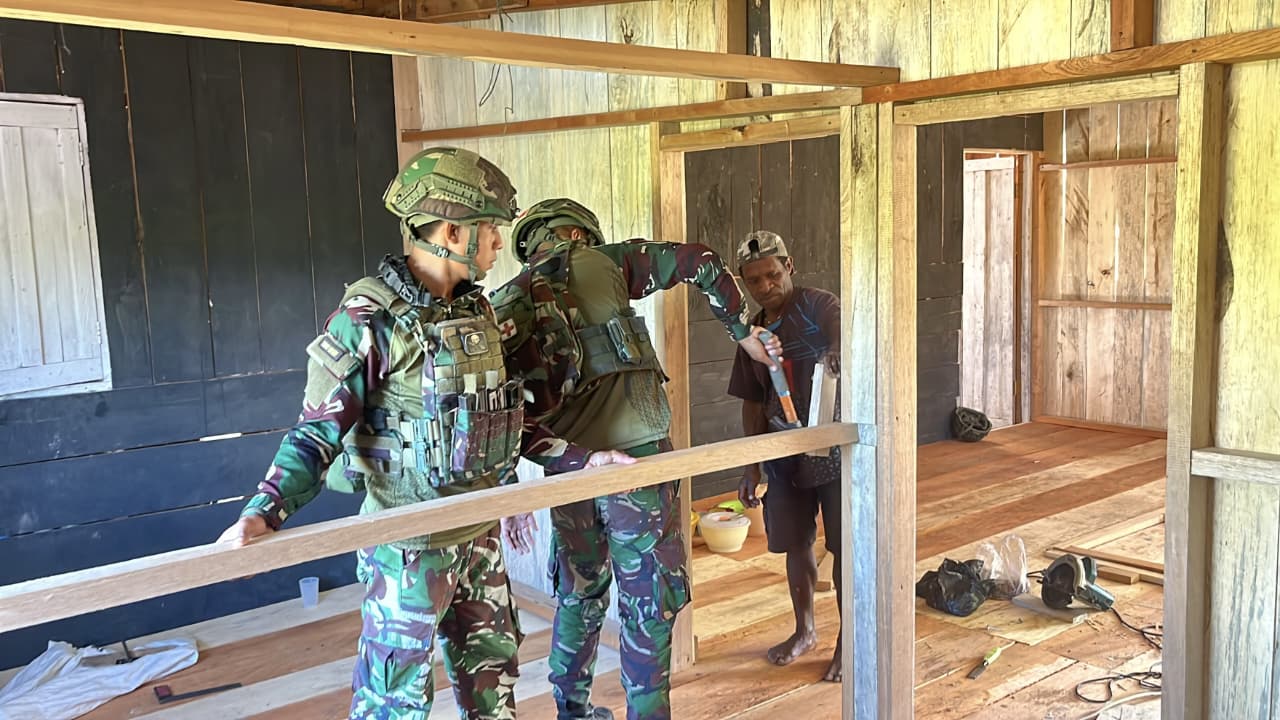 Membangun Harapan dan Kebersamaan, Satgas Yonif 521/DY Hadir Bantu Perbaikan Rumah Warga di Distrik Kobakma