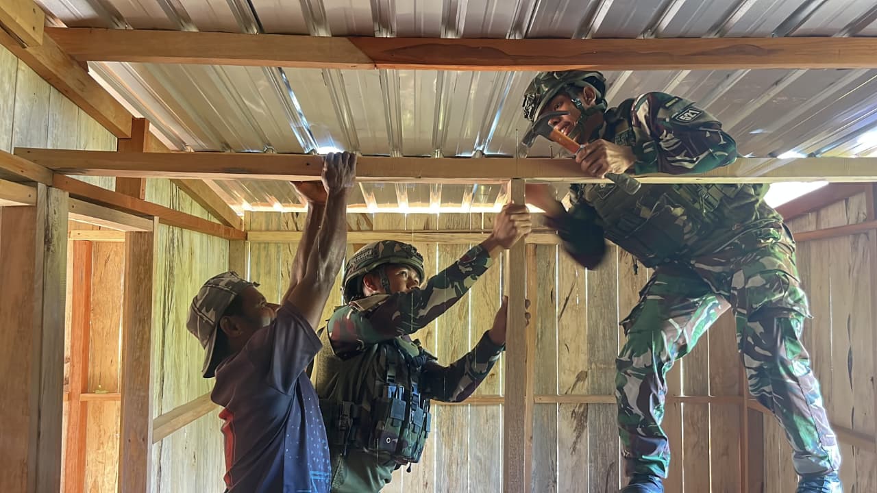 Membangun Harapan dan Kebersamaan, Satgas Yonif 521/DY Hadir Bantu Perbaikan Rumah Warga di Distrik Kobakma