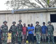 Membangun Harapan dan Kebersamaan, Satgas Yonif 521/DY Hadir Bantu Perbaikan Rumah Warga di Distrik Kobakma