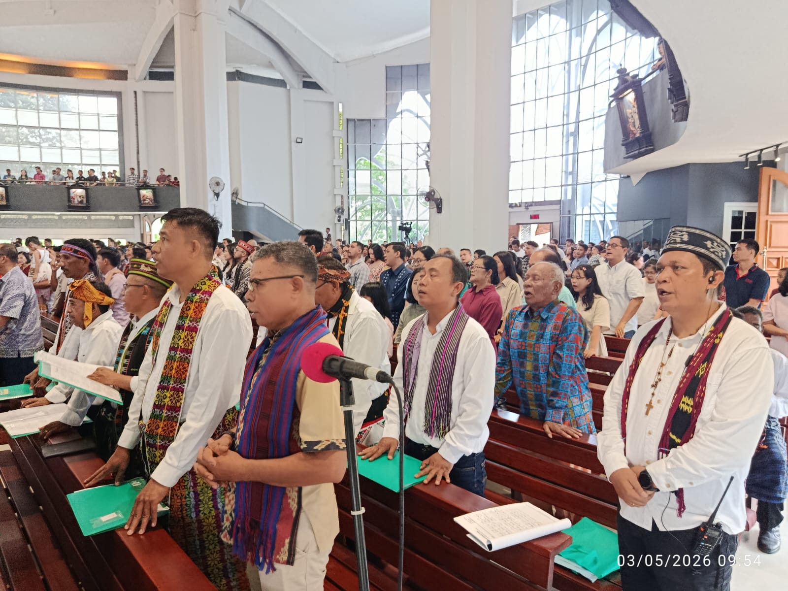 Warna-warni Tenun NTT Hiasi Gereja St. Petrus Palembang, Ribuan Warga Ikuti Misa Inkulturasi